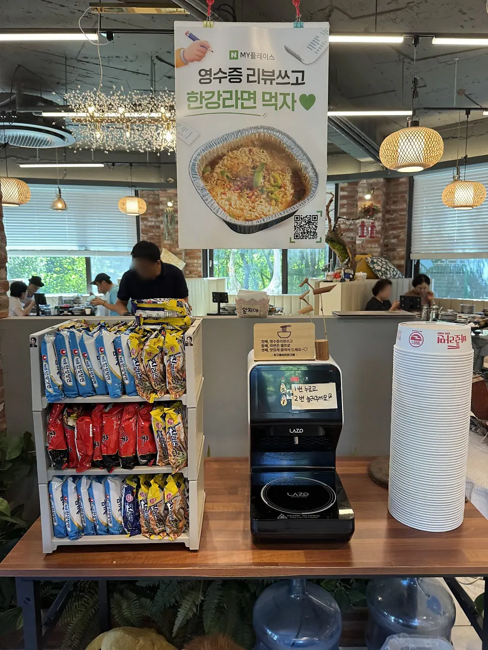 좌석과 단체석이 있는 매장 내부