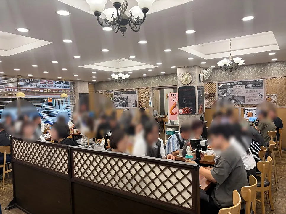 안쪽으로 길게 이어진 아빠찜 본점 좌석 공간