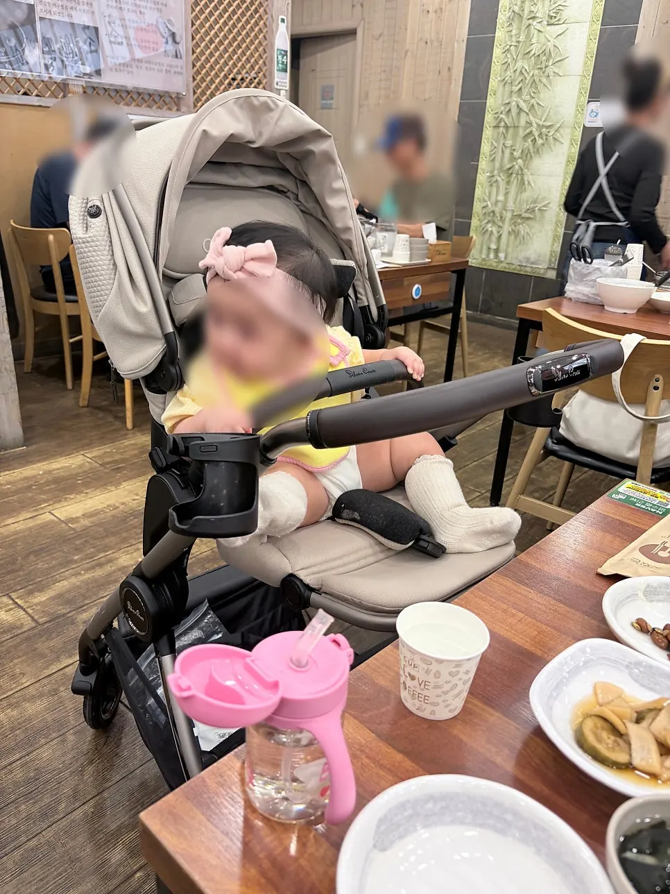 아기의자를 놓은 아빠찜 본점 넓은 테이블 자리