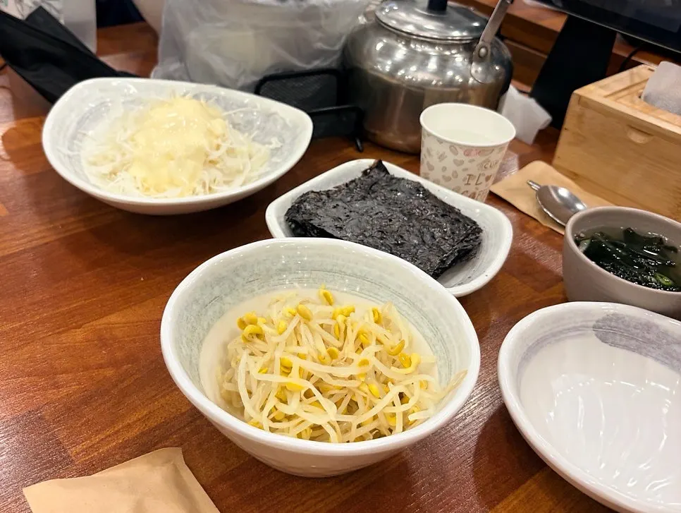 양배추샐러드와 콩나물, 김, 장아찌 기본 반찬
