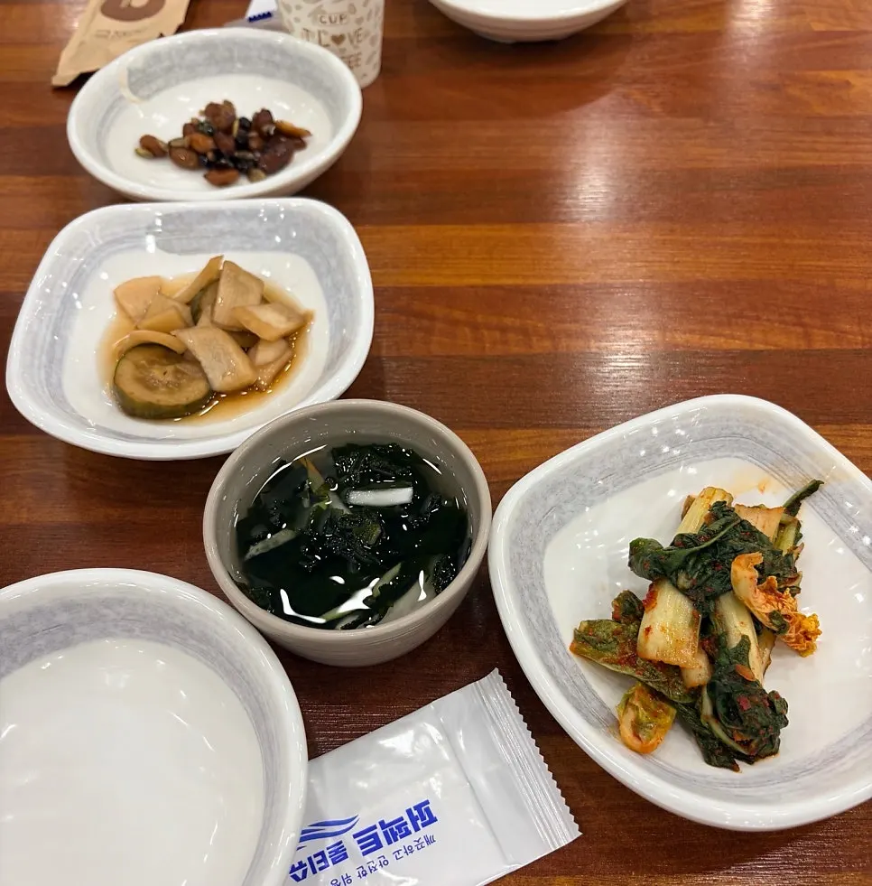 코다리조림과 함께 나온 기본 반찬 한 상