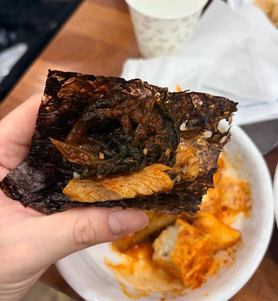 김에 밥과 코다리살, 시래기, 콩나물을 올린 쌈