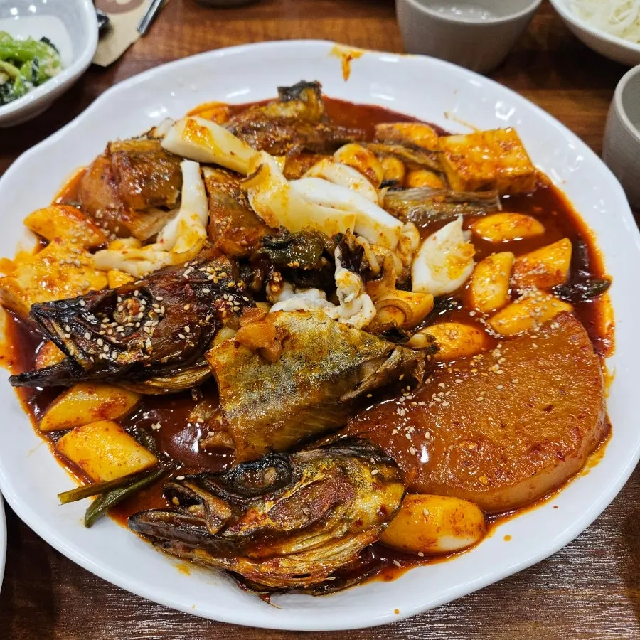 Sweet and spicy sauce on the braised pollock