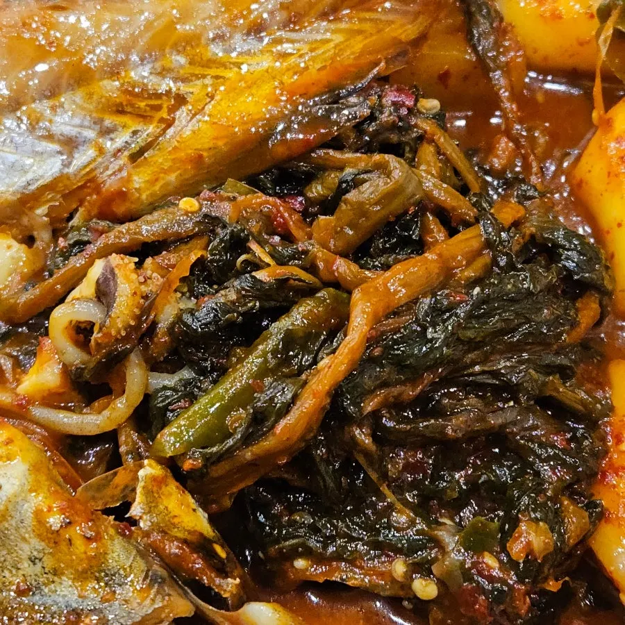 Sauce-soaked dried radish greens with pollock meat