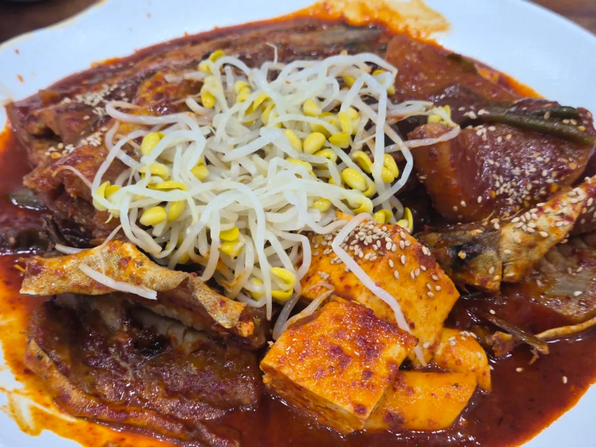 Braised pollock sauce mixed with bean sprouts