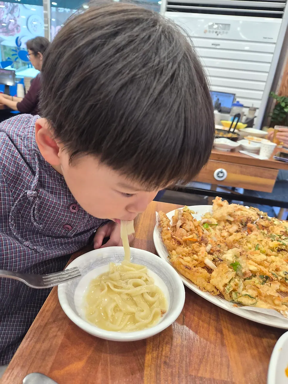 Kalguksu portioned into a kid's bowl