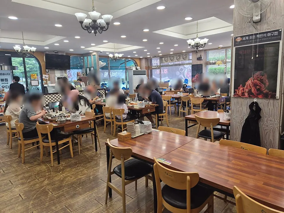 Parking lot at Appa Jjim Main Branch during dinner hours