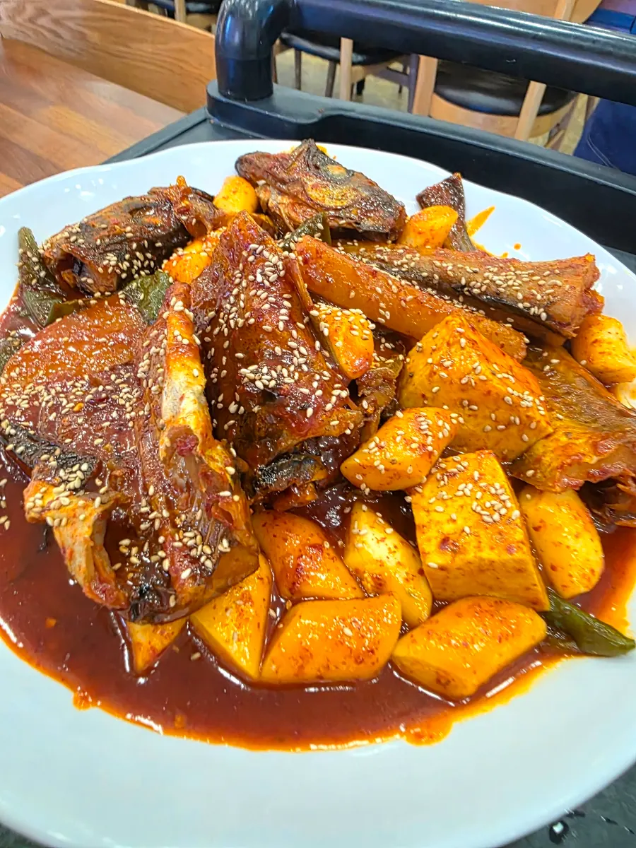 Small kodari jorim piled high with siraegi