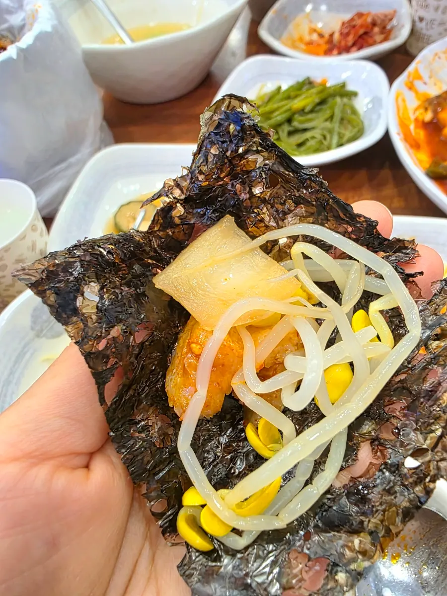 Pollock flesh wrapped in seaweed with bean sprouts