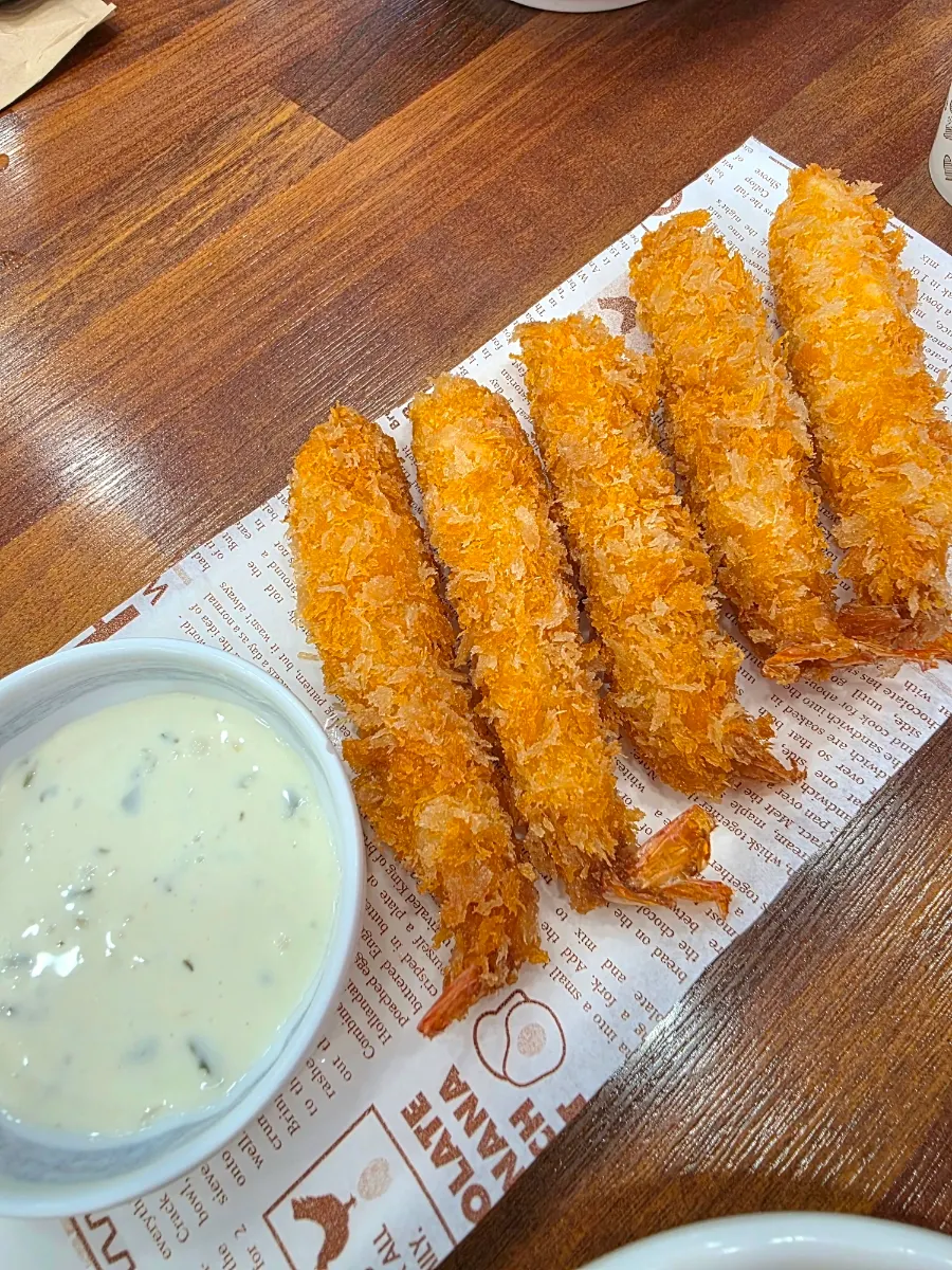 Fried shrimp served with tartar sauce