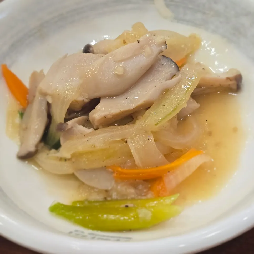 Bean sprouts, dried seaweed, and cucumber seaweed cold soup