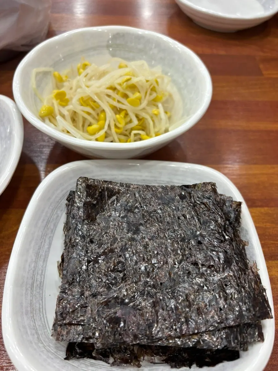 코다리조림과 함께 나온 밑반찬 접시