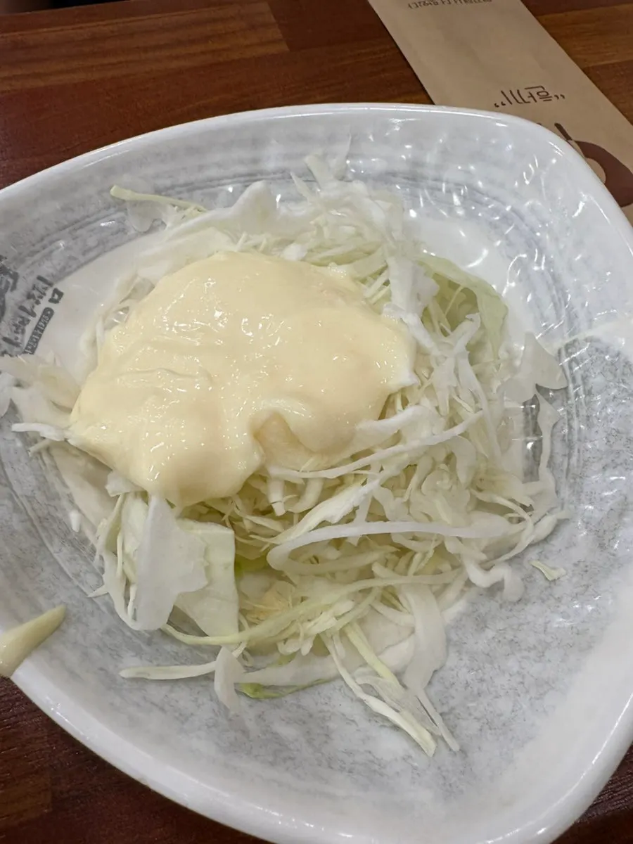 테이블에 차려진 밑반찬과 식기