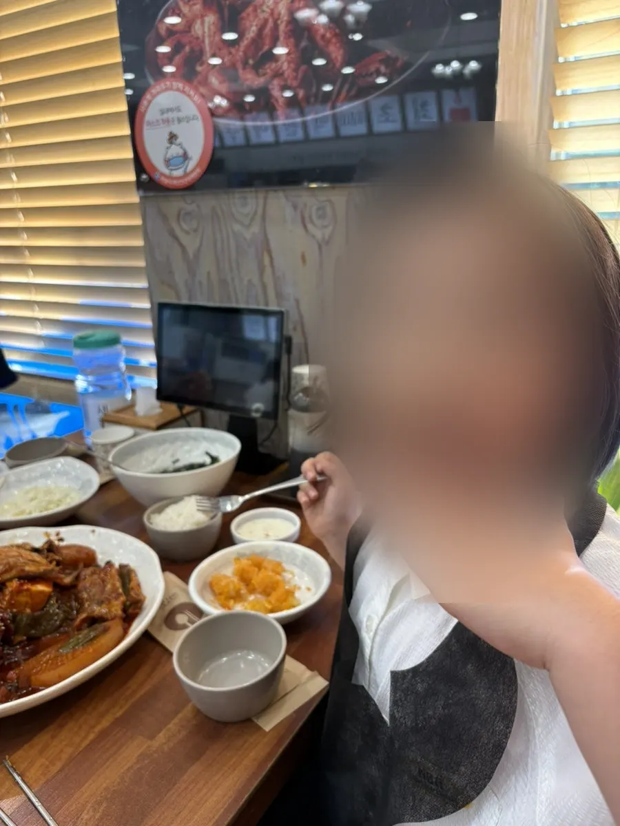 바삭한 돈까스와 새우튀김 클로즈업