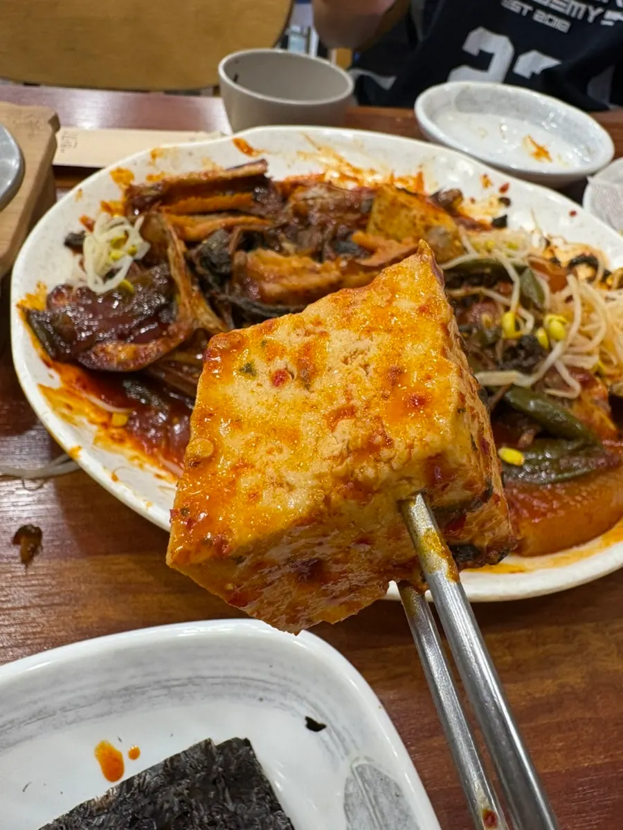 뼈를 발라준 코다리조림 접시