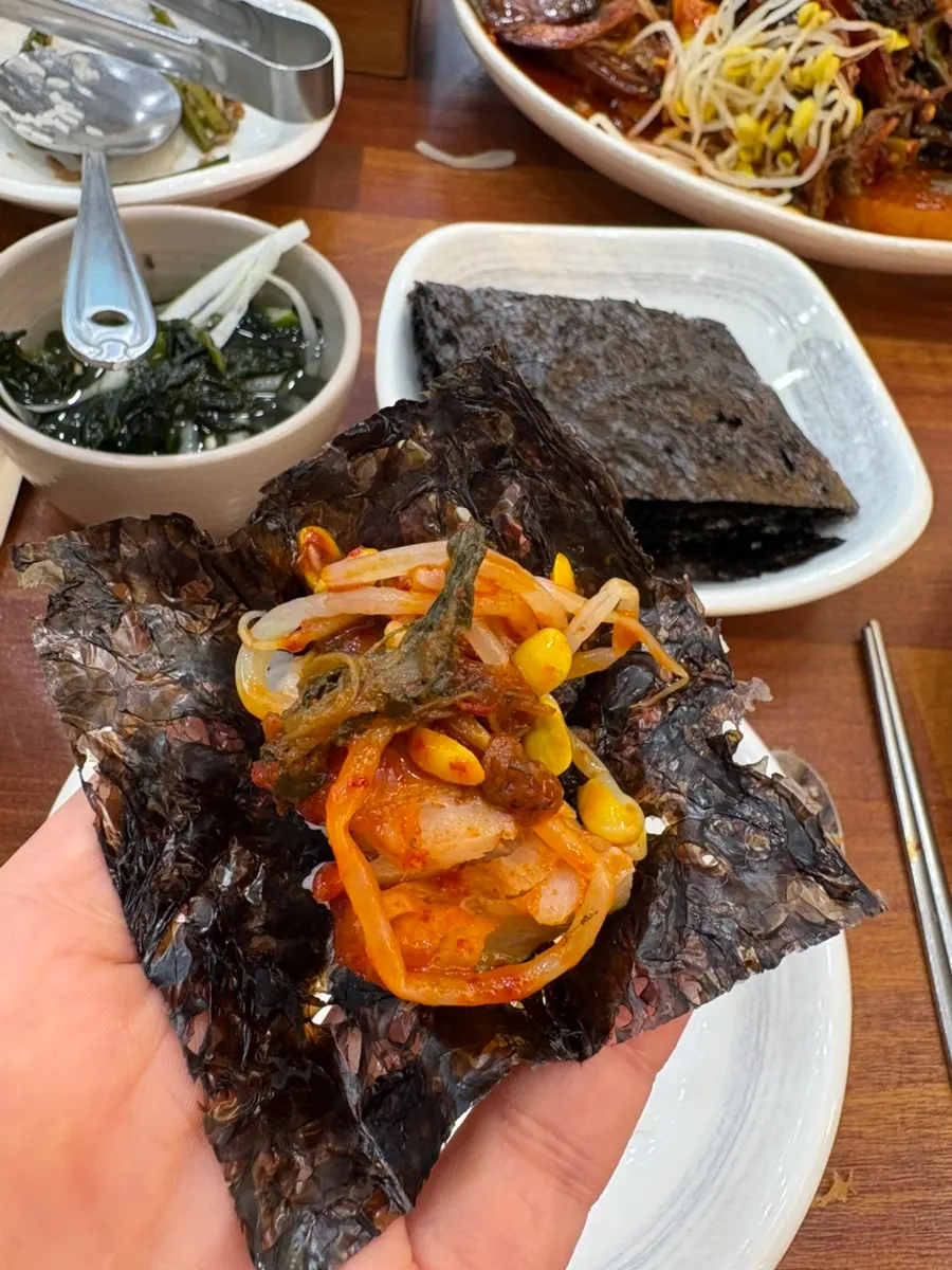 돌김에 밥과 코다리살, 콩나물 올린 쌈
