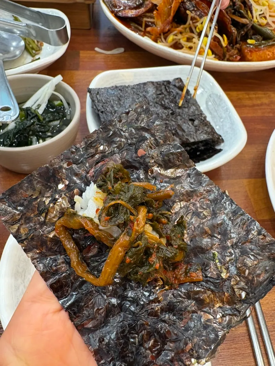 돌김 쌈을 크게 싸 든 모습