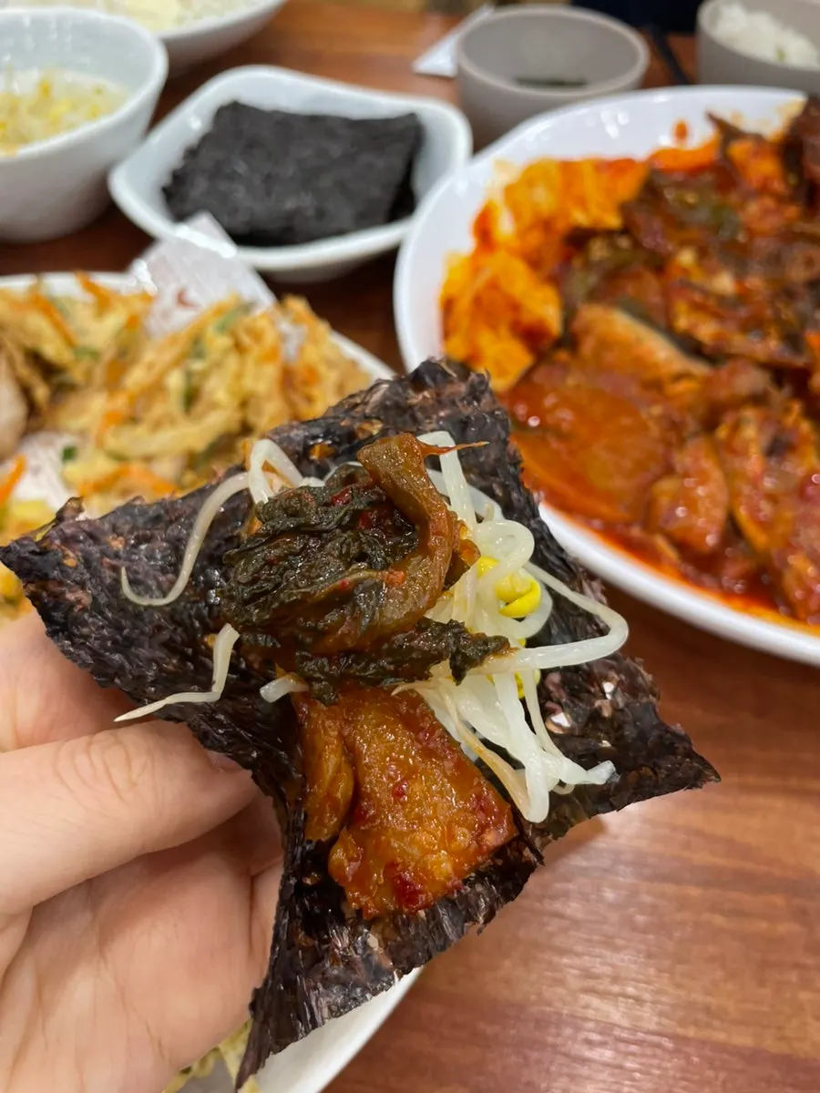 푹 졸여진 무와 두부가 담긴 코다리조림