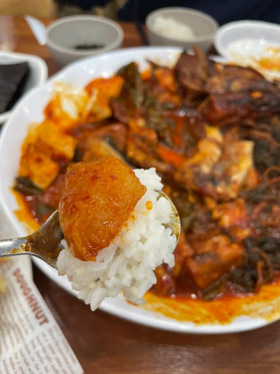 김에 밥과 코다리, 콩나물을 올린 쌈