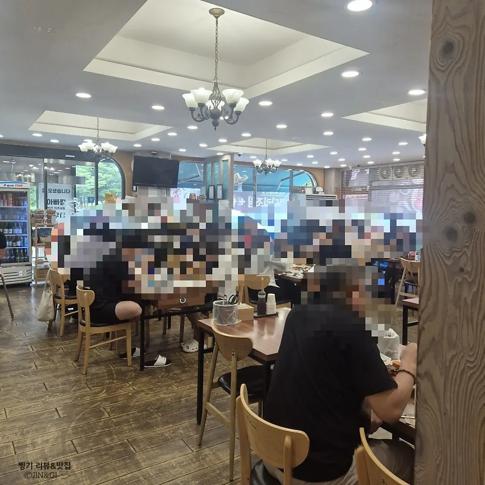 Ruang tempat duduk dalam restoran Appa Jjim Hanam Main Branch