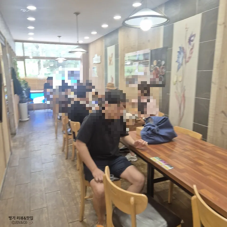 Dewan makan Appa Jjim Hanam Main Branch penuh pelanggan waktu tengah hari
