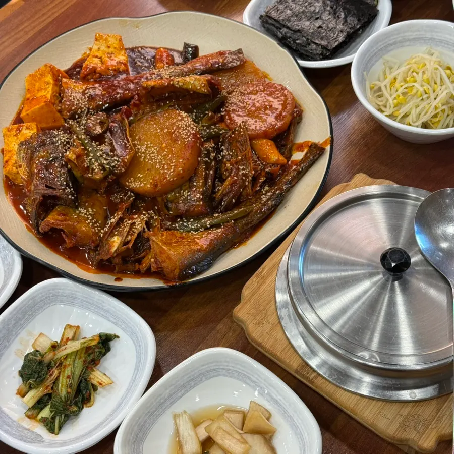 음식 나오기를 기다리는 빈 테이블 세팅