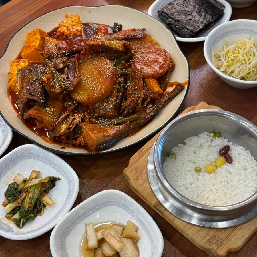 뚜껑을 연 향미솥밥과 코다리조림
