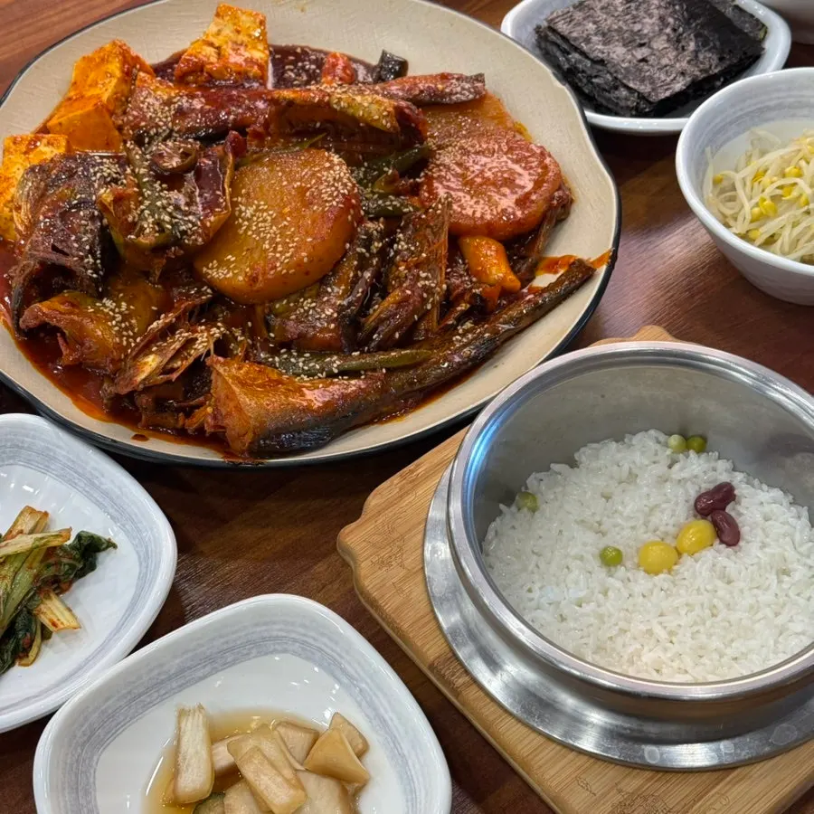 갓 지은 솥밥의 고슬고슬한 흰쌀밥