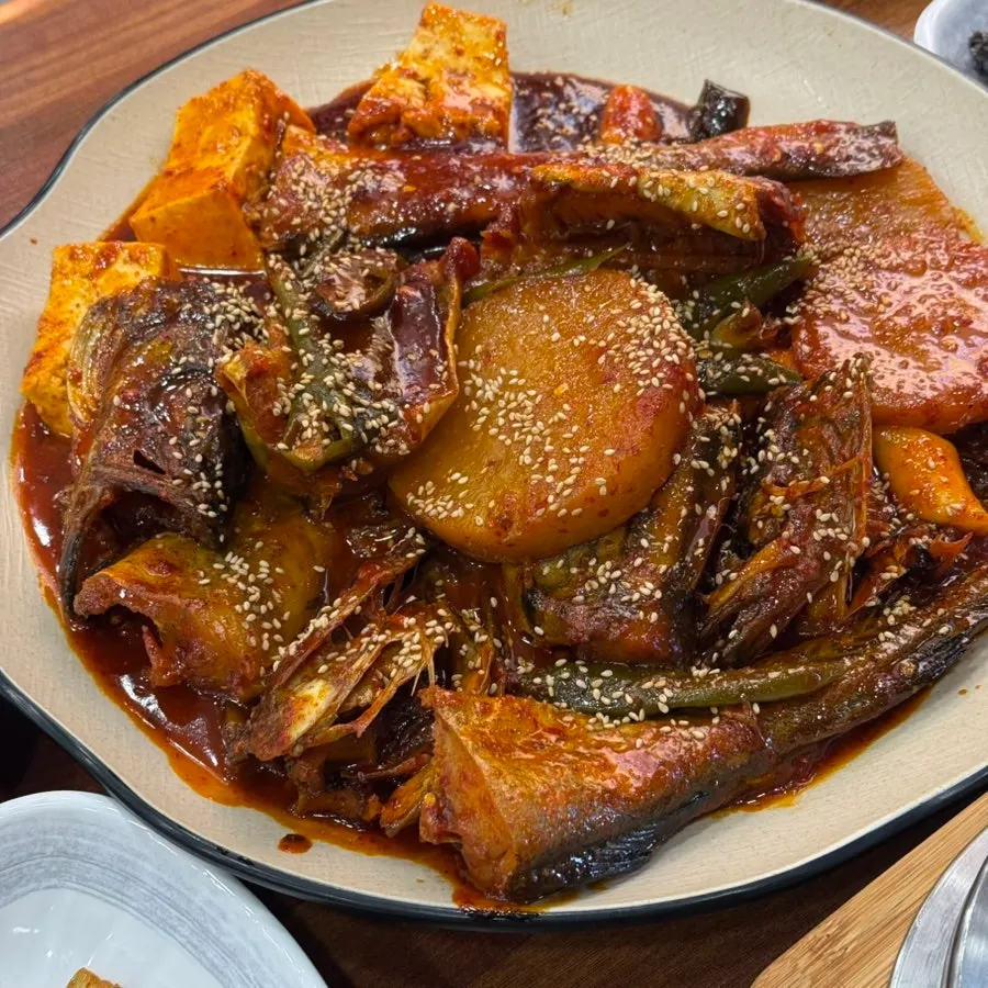 몸통과 꼬리로 나뉜 코다리조림 토막