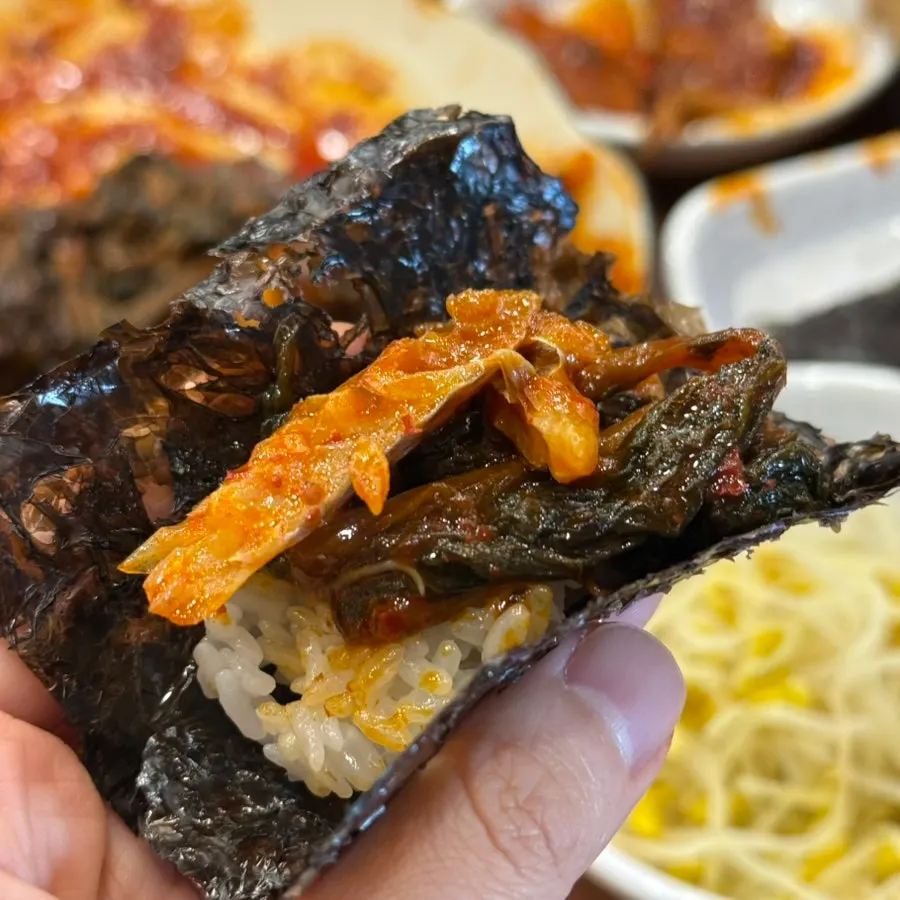 김에 밥과 코다리를 올린 쌈