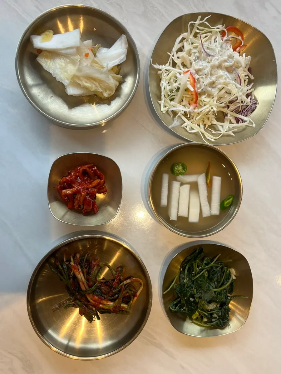 한식 스타일 밑반찬과 셀프바