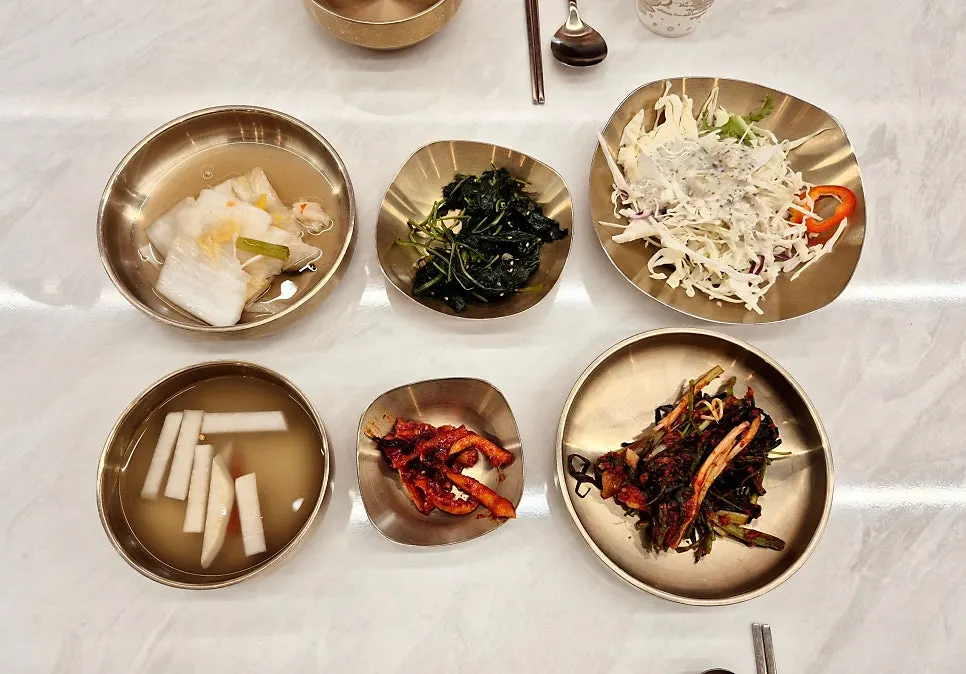 기본 반찬이 담긴 접시들