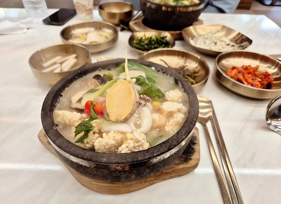 전복과 새싹삼을 올린 해물전복누룽지탕