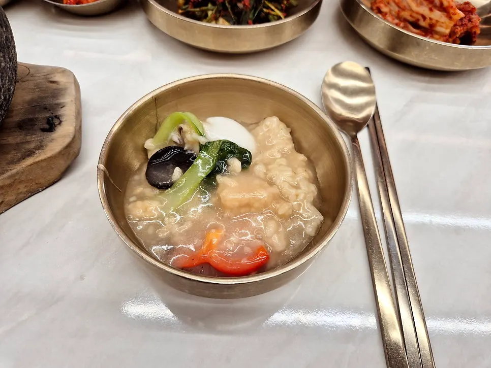 국물을 머금은 누룽지 한 숟갈