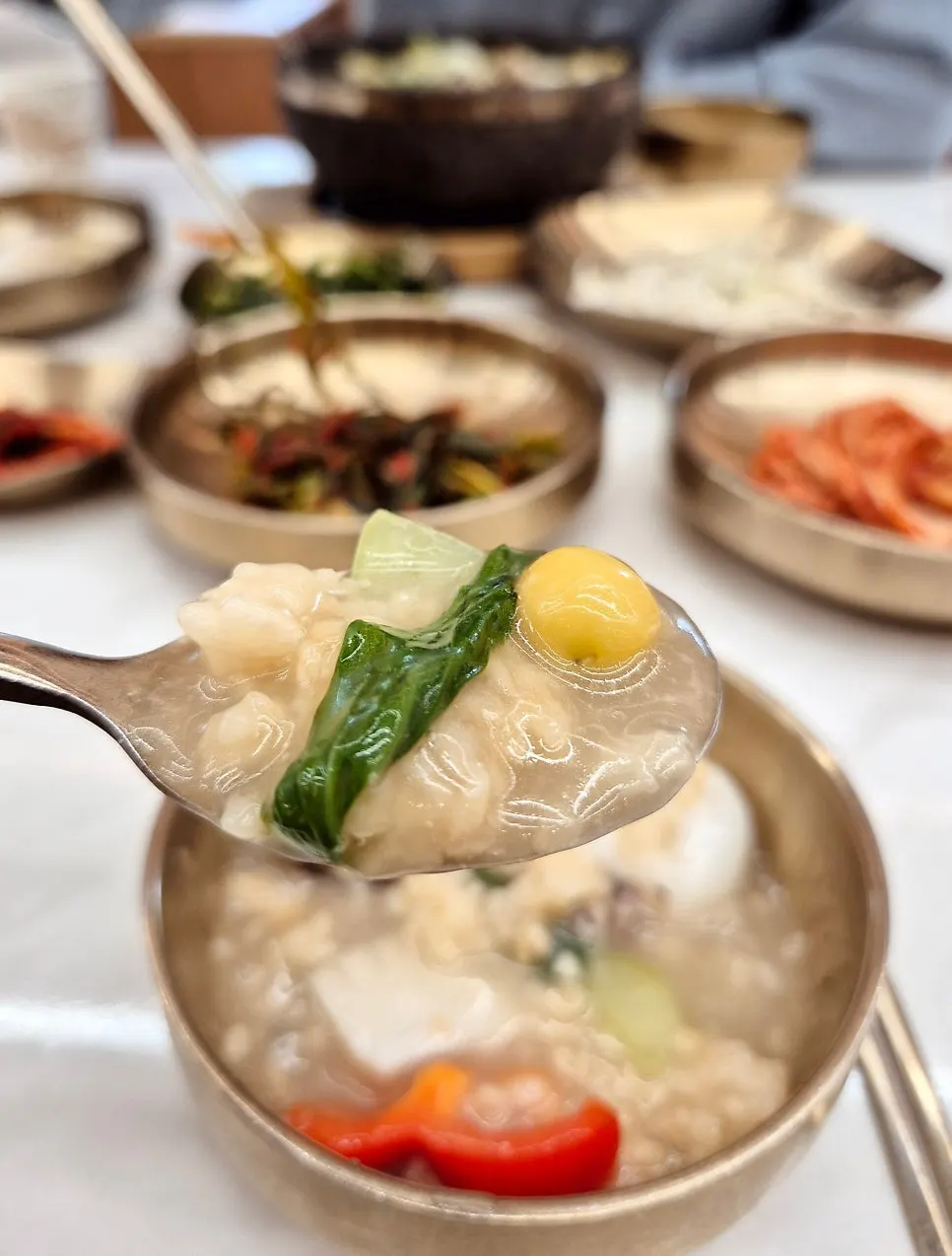 매생이전복누룽지탕 국물과 전복
