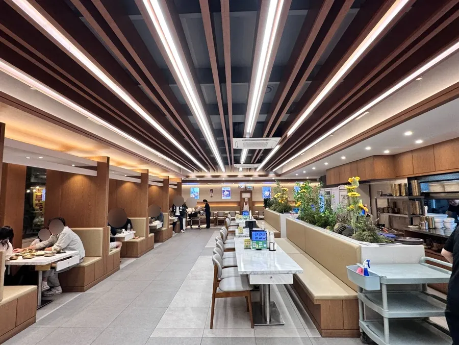 Interior of the Hanam Misa nurungjitang restaurant showing the wide hall