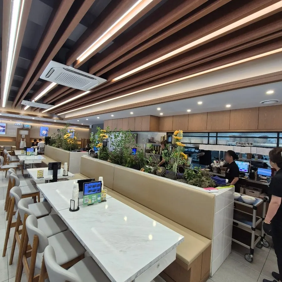 매장 입구 주변 모습