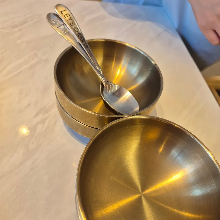 정갈하게 담긴 기본 반찬 세팅