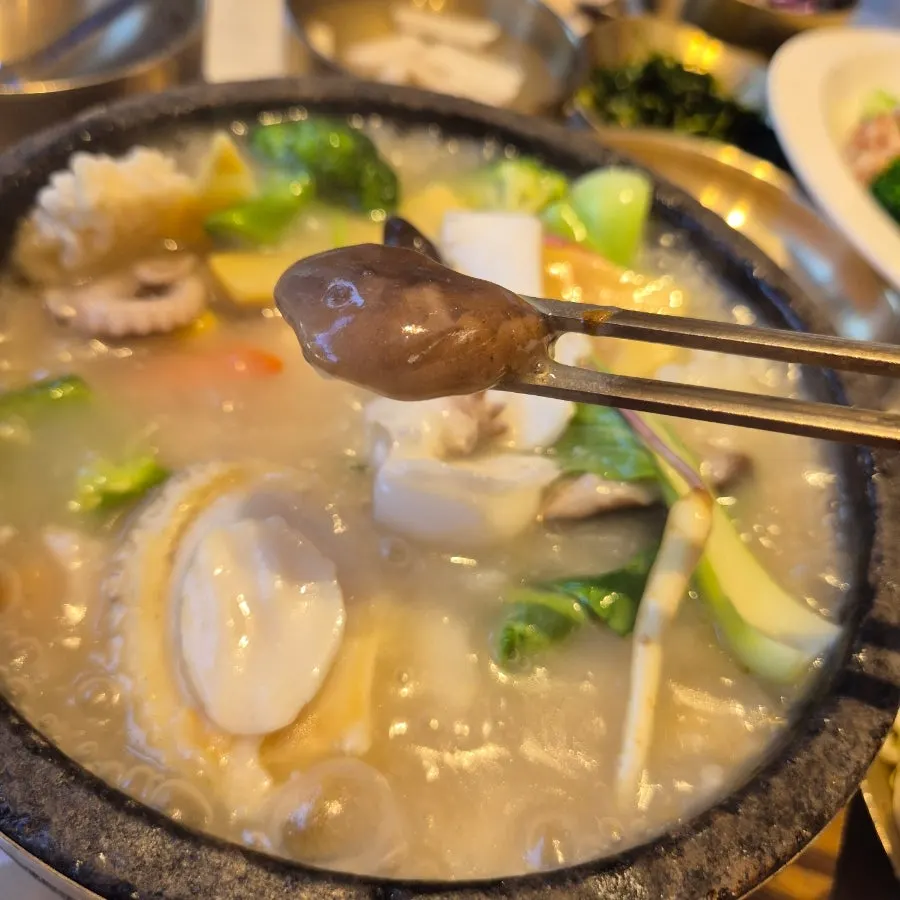 탕수육을 소스에 찍어 먹는 모습