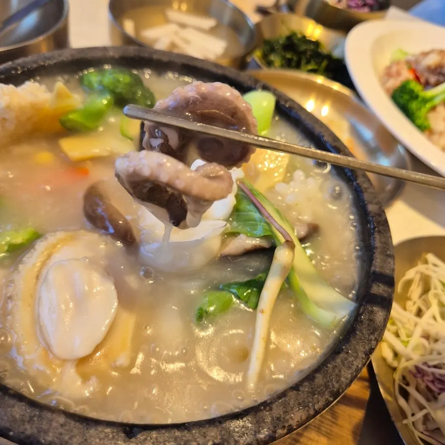 손질된 전복이 올라간 누룽지탕 토핑