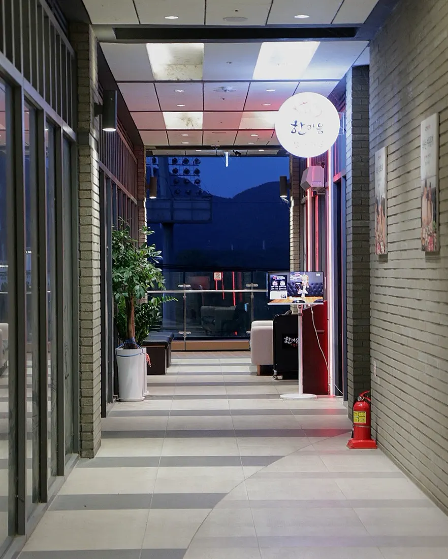 Open waiting area with a view of Hanam Gyeongjeong Park