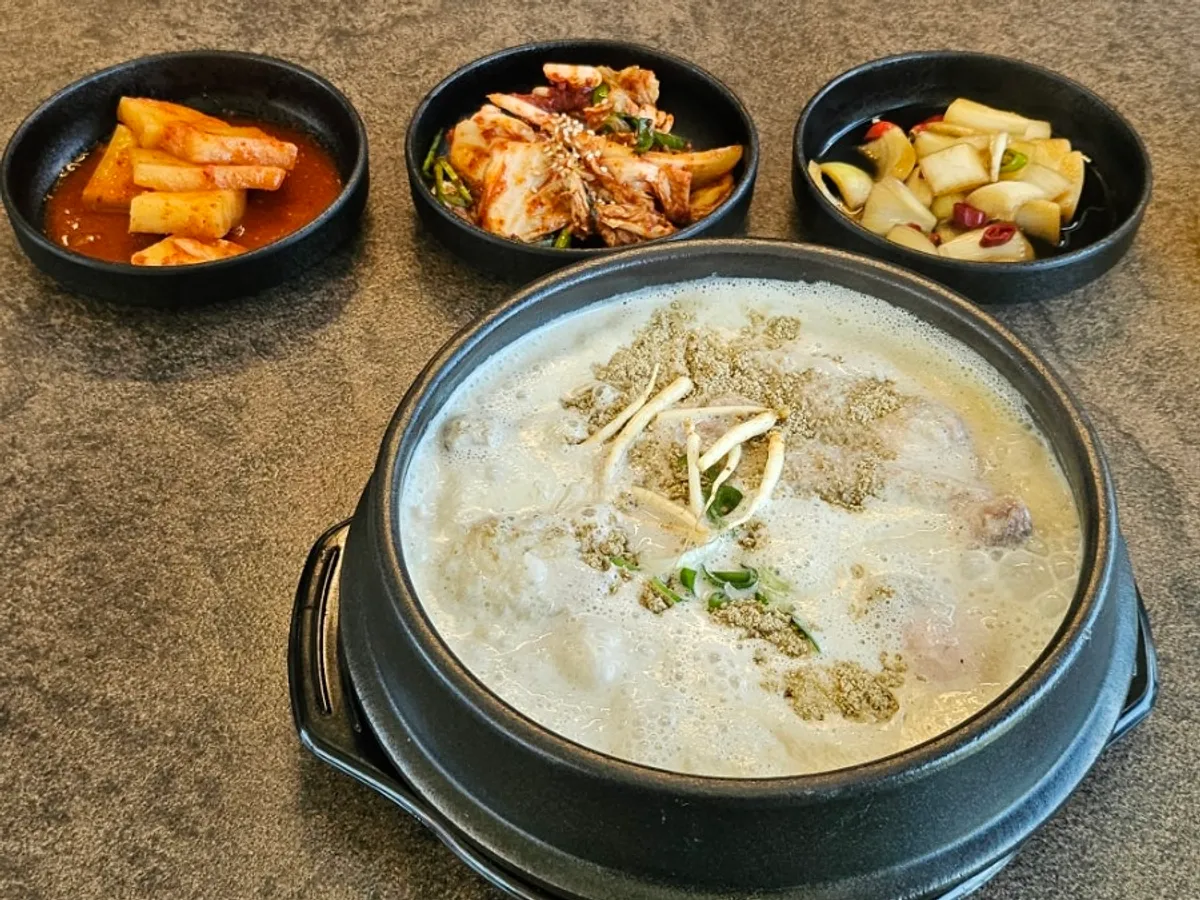 뚝배기에 담겨 나온 백흑담 들깨 삼계탕