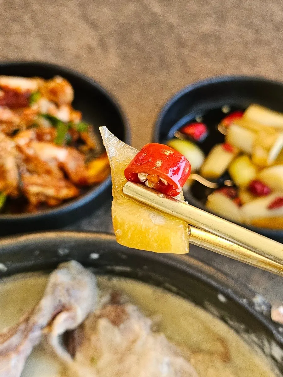들깨 삼계탕과 반찬이 놓인 한 상 차림