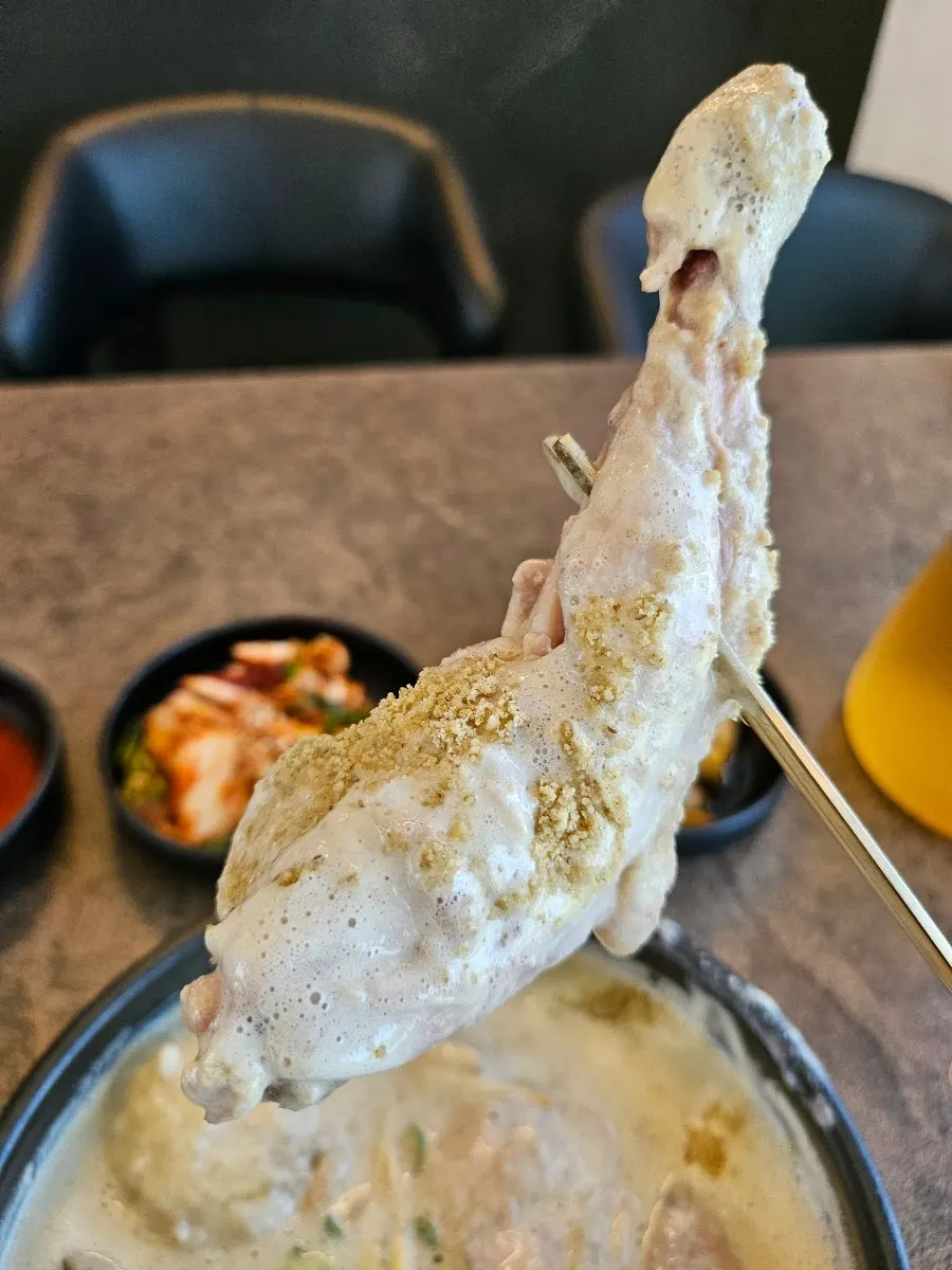 걸쭉한 들깨 국물을 떠올린 숟가락