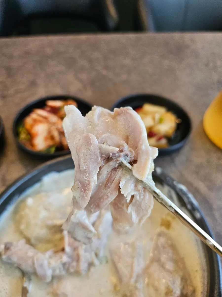 들깨 국물에 적신 닭다리살