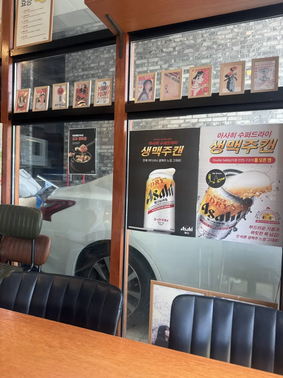 일본 느낌 포스터와 소품이 놓인 벽면