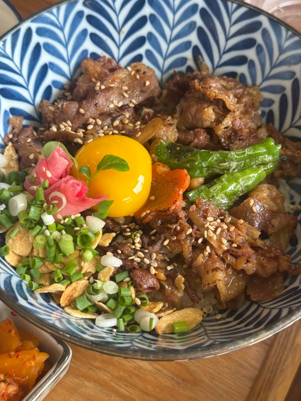 노른자와 쪽파, 마늘칩이 올라간 우삼겹 덮밥