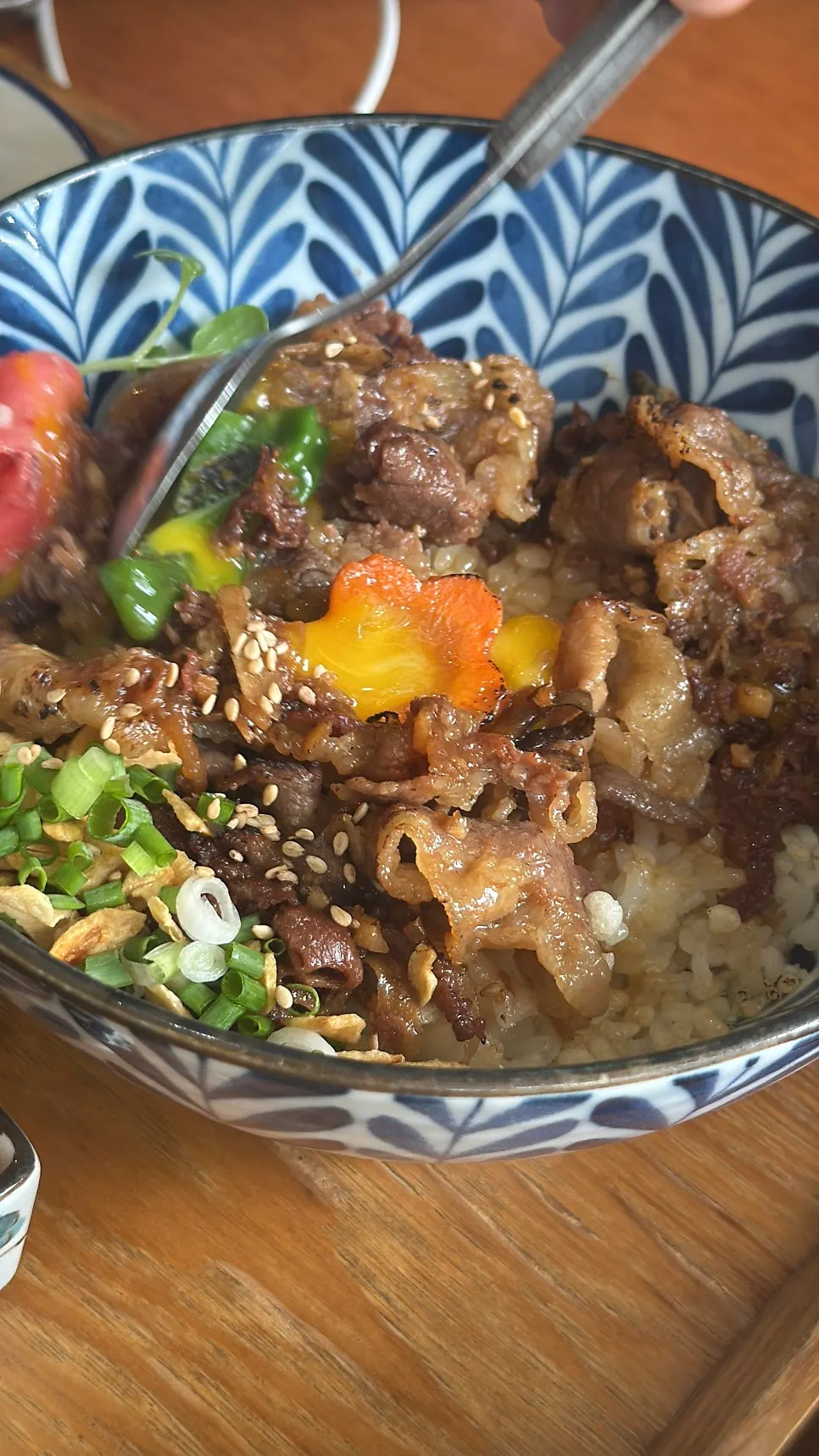 노른자와 섞인 양념 우삼겹과 밥