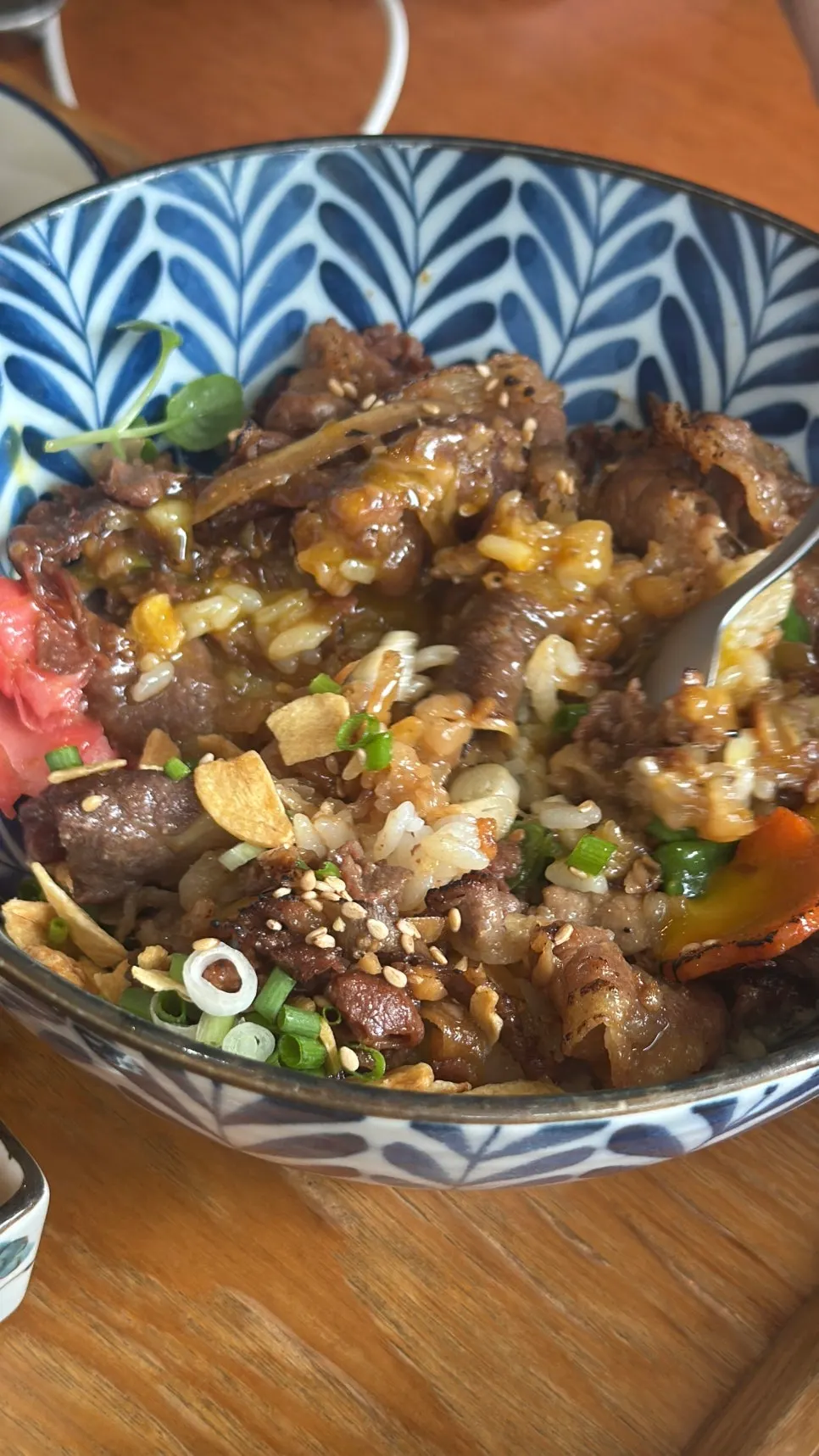 바삭한 마늘칩이 씹히는 우삼겹 덮밥 한 숟갈