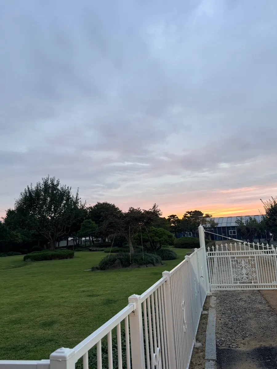 Baekheukdam exterior and surrounding scenery